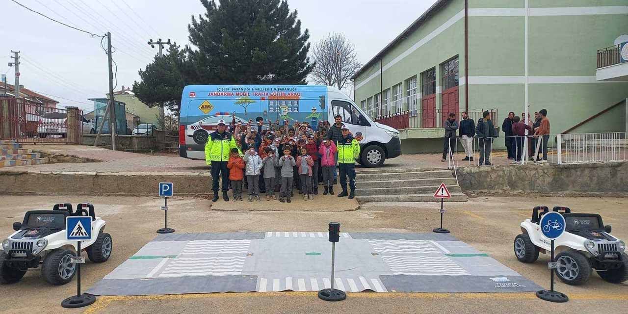 Jandarma, Öğrencilere ve Sürücülere Yönelik Trafik Eğitimlerini Sürdürüyor