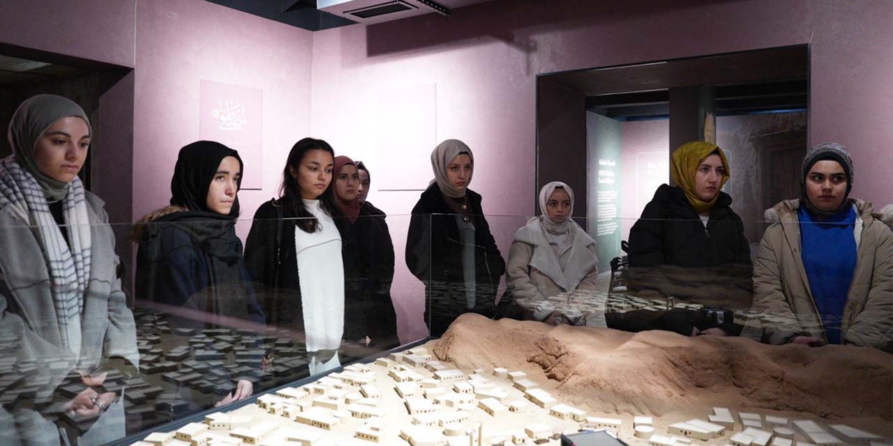 LİMA Öğrencilerinden Siyer Sergisi’ne Ziyaret