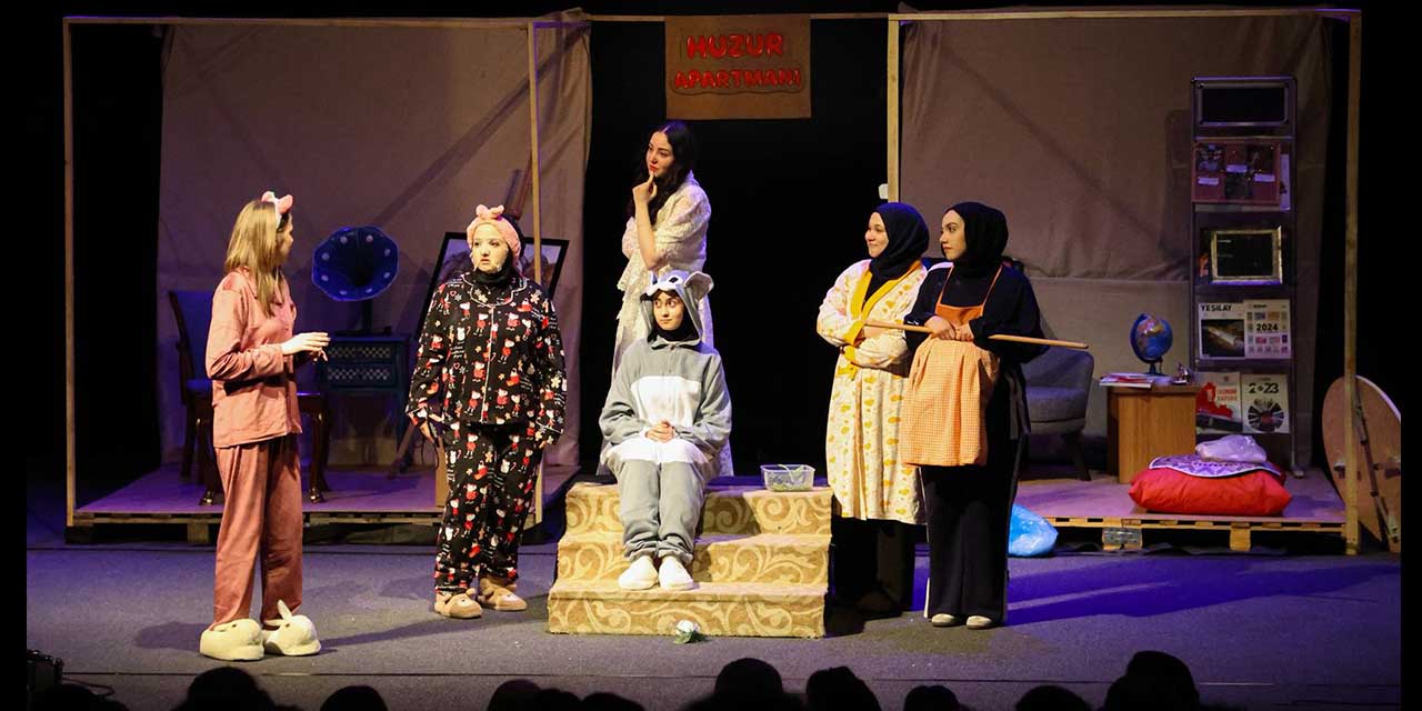 Üniversite Öğrencilerinin Sergilediği Tiyatro Oyunu Ayakta Alkışlandı