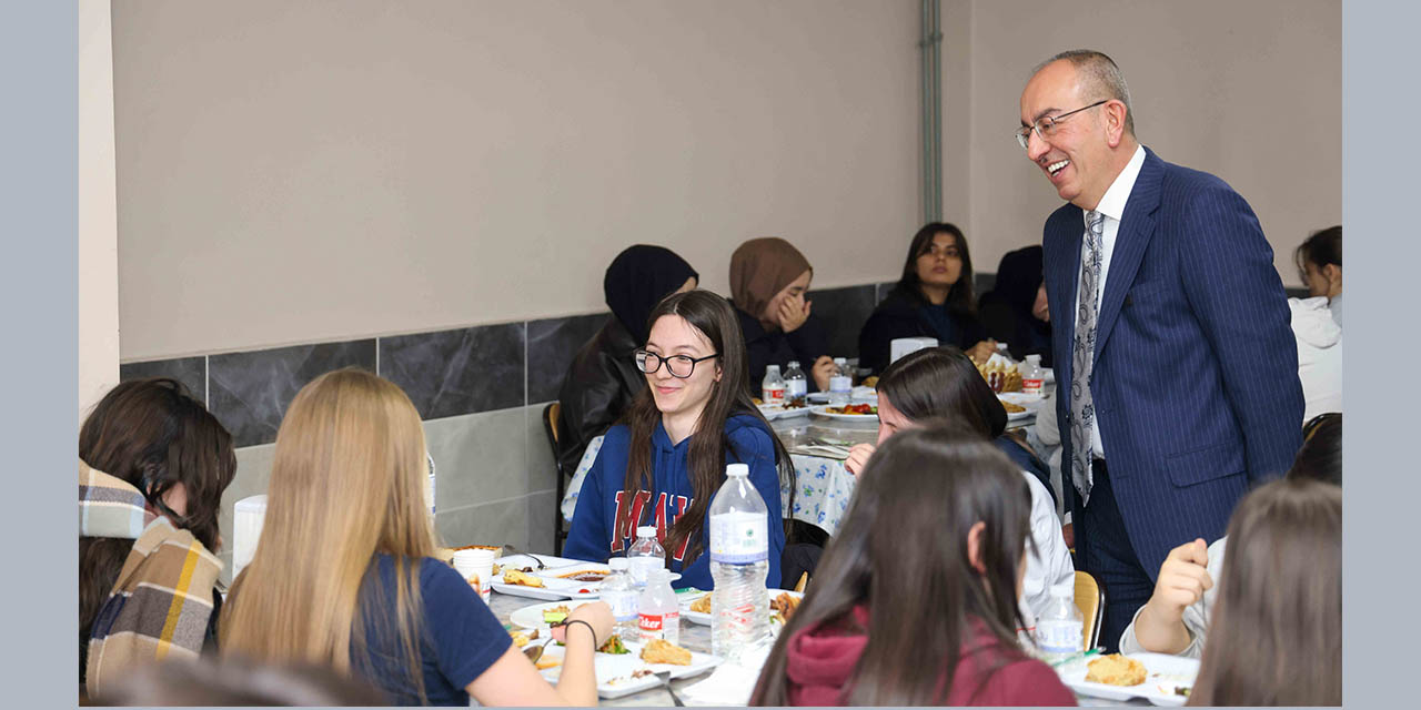 Başkan Kavuş’dan Ailelerinden Uzak Bir Ramazan Yaşayan Gençlere Moral