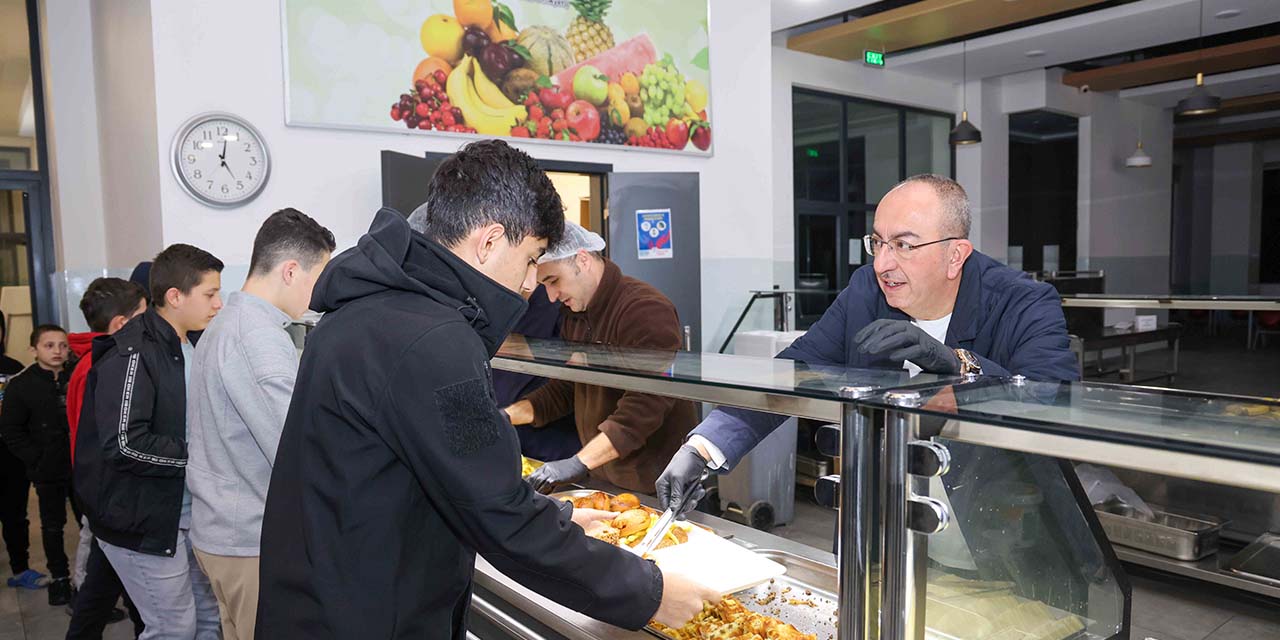 Kepçeyi Eline Alan Başkan Kavuş, Sahur Sofrasına Hizmet Etti