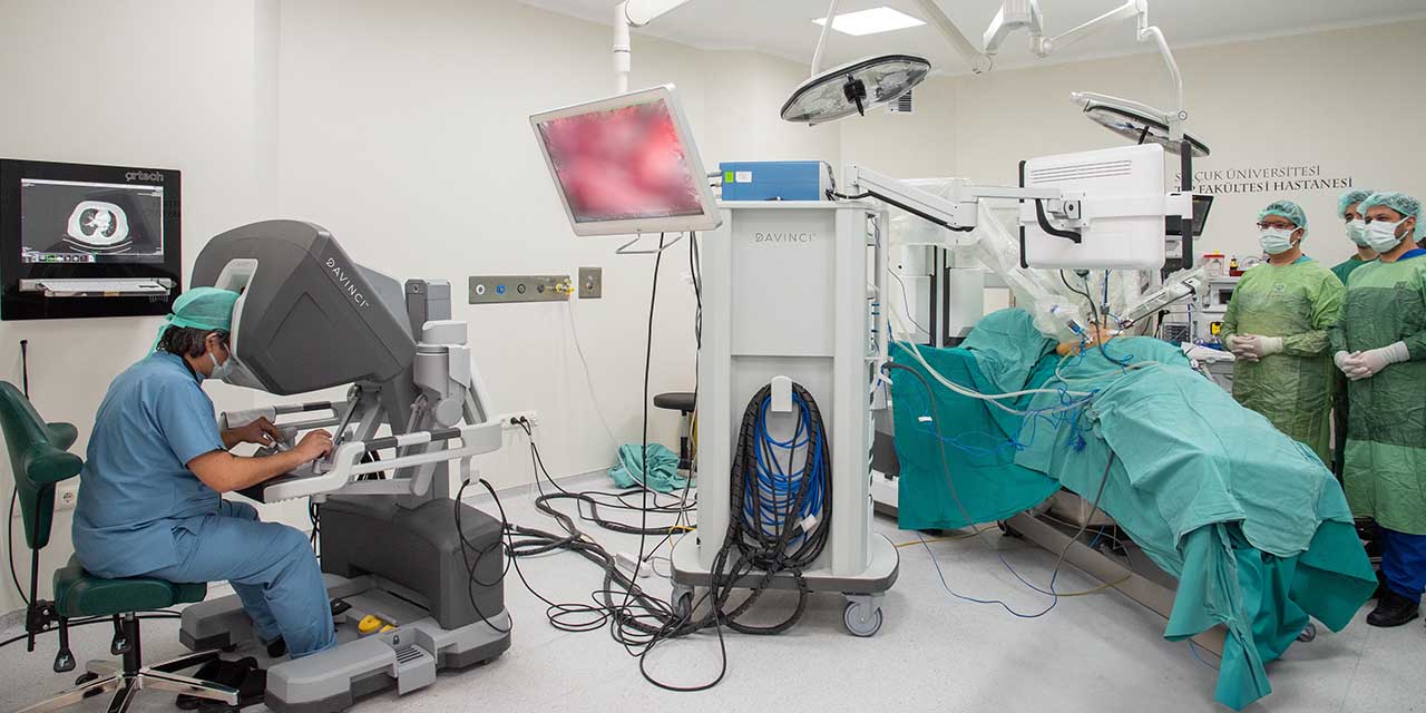 SÜ Göğüs Cerrahisinde Bir İlk: Robotik Cerrahi Uygulandı
