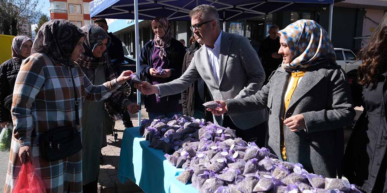 Seydişehir’de Dünya Kadınlar Günü Dolayısıyla Lavanta Hediye Edildi