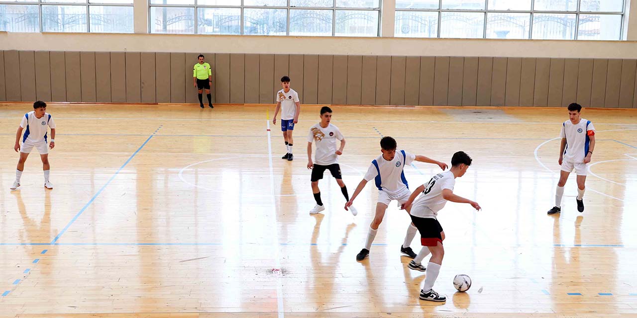 Karatay’da Liseler Bu Sefer Sahada Ter Döktü!