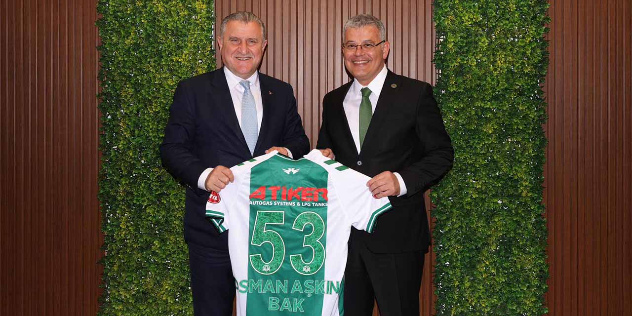 Bakan Bak’a Konyaspor Forması Hediye Edildi