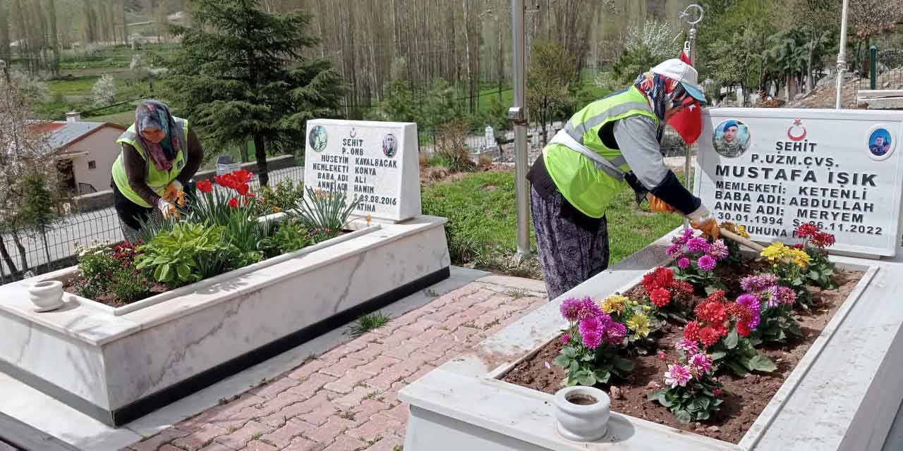 Seydişehir Belediyesi, Şehitlerin Mezarlarına Gül Fidanı Dikti