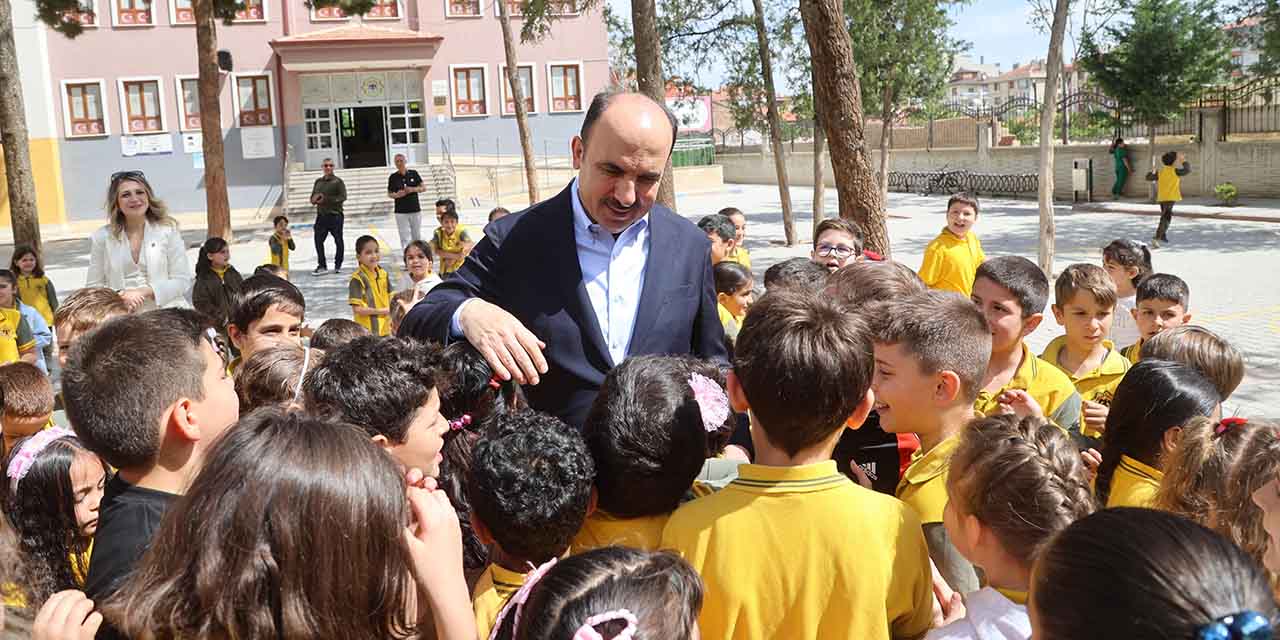 Başkan Altay Mezun Olduğu İlkokulu Ziyaret Etti