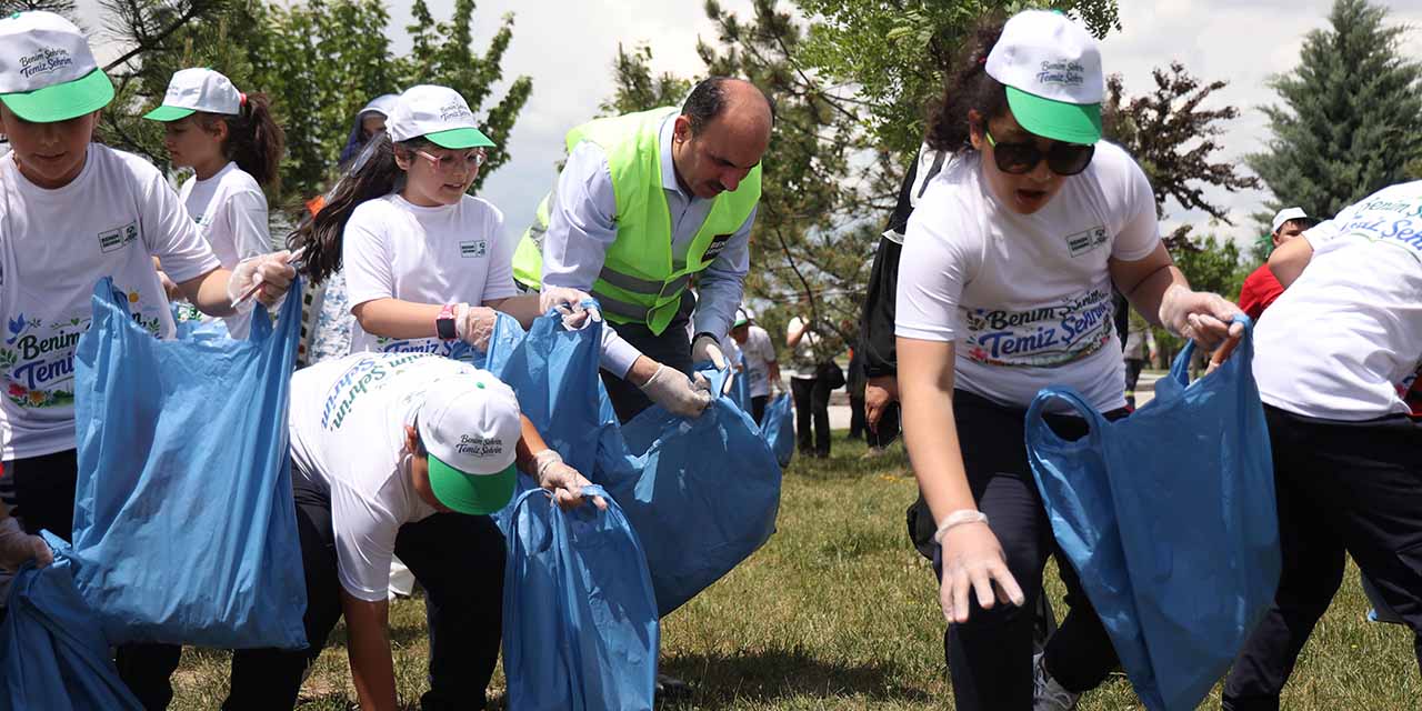 Başkan Altay Öğrencilerle Birlikte Çevre Temizliği Yaptı
