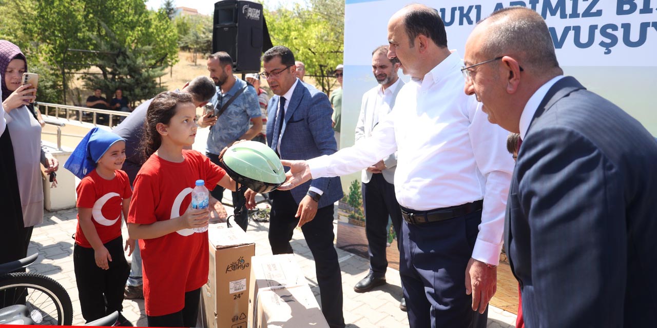 40 Gün Güle Oynaya Camiye Gelen Çocuklar Hediye Bisikletlerini Aldılar
