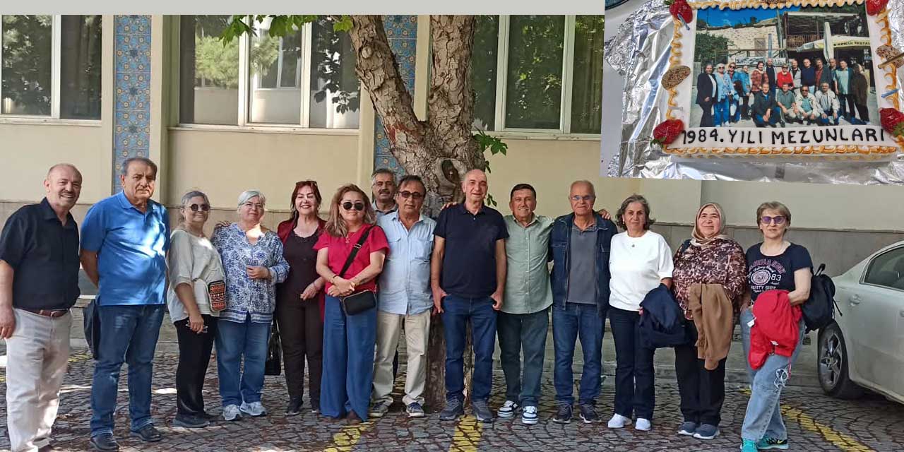 42 Yıl Sonra Aynı Sınıfta Heyecan Yaşadılar, Anılarını Tazelediler