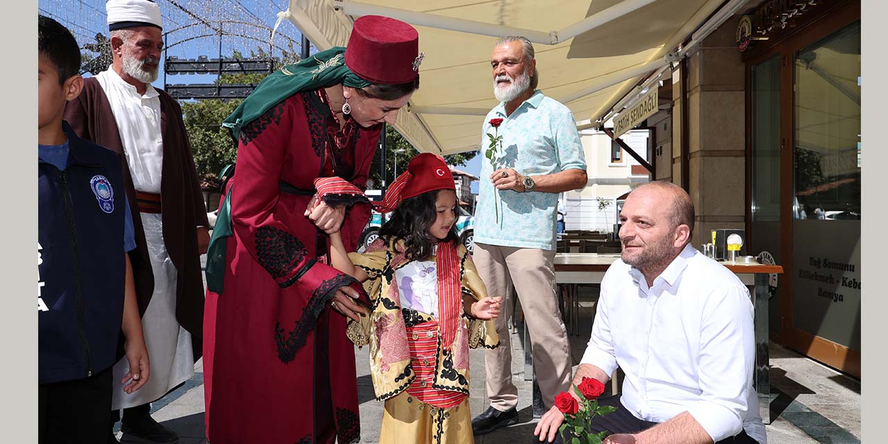 Konya Zabıtası Esnafa Bu Sefer Gül Takdim Etti