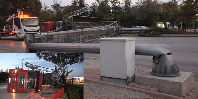 Damperi açılan kamyon çarptığı EDS direğiyle birlikte devrildi