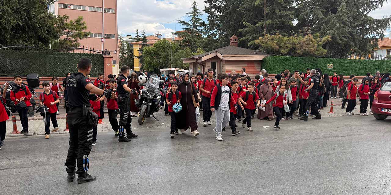 Konya Büyükşehir Zabıtası Okul Çıkışlarında Öğrencilerin Güvenliğini Sağlıyor