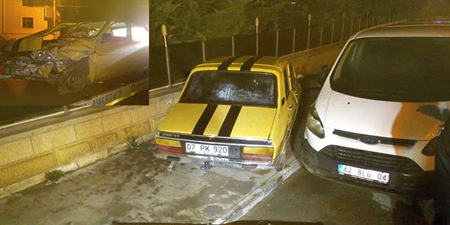 Otomobil kaldırımdaki duvara çarptı: 2 yaralı