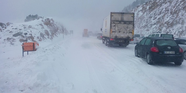 Konya-Antalya Karayolunda Kar Kalınlığı 25 Santimetreyi Buldu