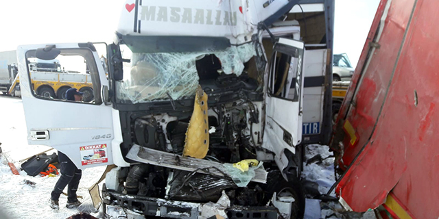 İki Tır Çarpıştı: Kabinde Sıkışan Sürücü Yaralandı