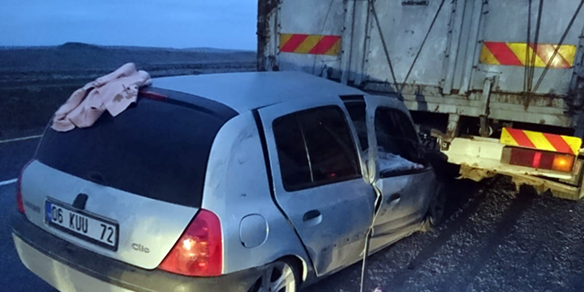 Otomobil Tır Dorsesinin Altına Girdi: 8 Yaralı