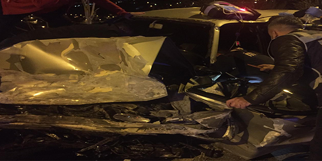 Araçta Sıkışan Sürücüyü Hayatta Tutmak İçin Uzun Süre Uğraştılar