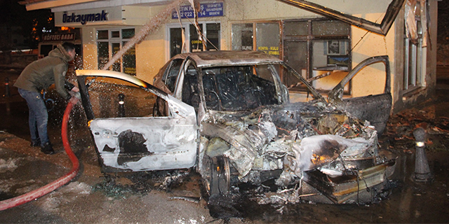 Kaza Sonrası Alev Topuna Dönen Otomobildeki İki Kişi Son Anda Kurtarıldı