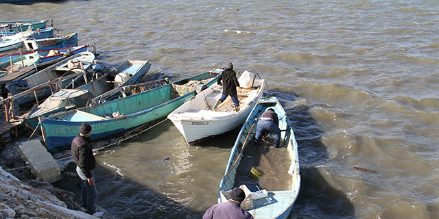 Balıkçılar, şiddetli rüzgarda batma tehlikesi olan tekneleri için seferber oldu