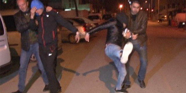 Cezaevi firarileri, hırsızlık için girdikleri evde suçüstü yakalandı