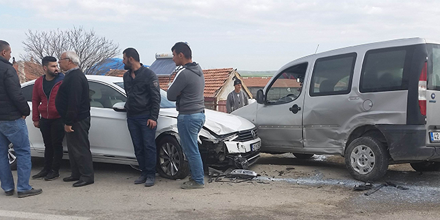 Otomobille hafif ticari araç çarpıştı: 3 yaralı