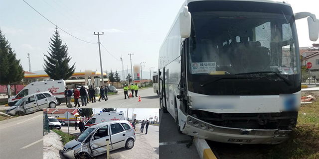 Tur otobüsü otomobille çarpıştı: 2 yaralı