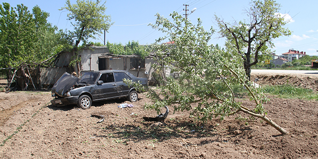 Elma bahçesinde ağaca çarpan otomobil devrildi: 3 yaralı