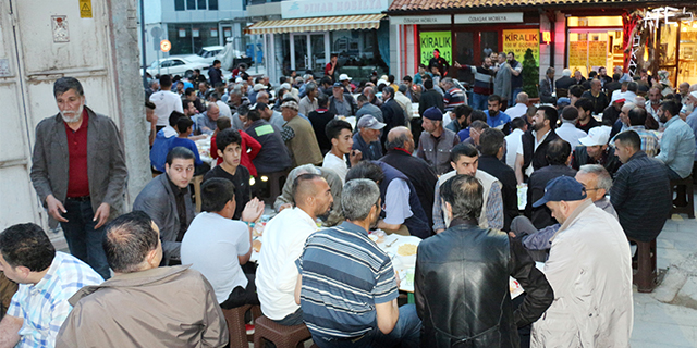Konya'da garipler "Gül iftarı" ile sevindiriliyor