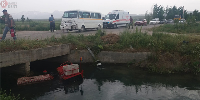 Öğrenci taşıyan minibüsün çarptığı traktör kanala düştü: 13 yaralı