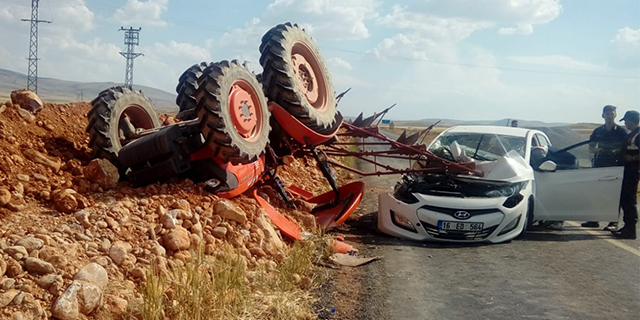 Otomobil traktörle çarpıştı: 2 yaralı