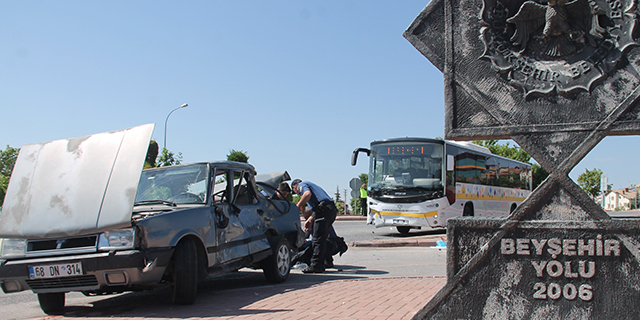Konya’da otobüs ile otomobil çarpıştı: 4 yaralı