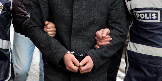 Alacağı olan gencin babasını vurup annesini rehin alan şahıs tutuklandı