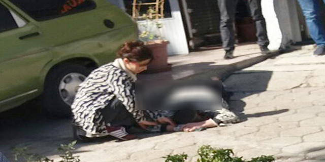 Sırtında bıçakla hastaneye kaldırıldı