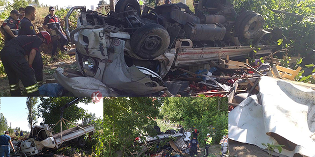 Sebze yüklü kamyonet bahçeye devrildi: 2 yaralı