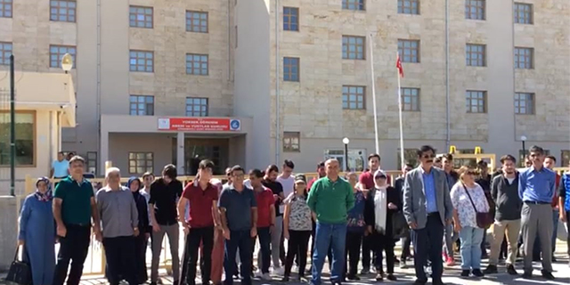 Öğrenci ve Veliler KYK Yurdu Açılamayınca Dışarıda Kaldı