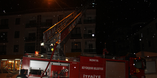 Konya’da 4 katlı bir binanın çatısında yangın