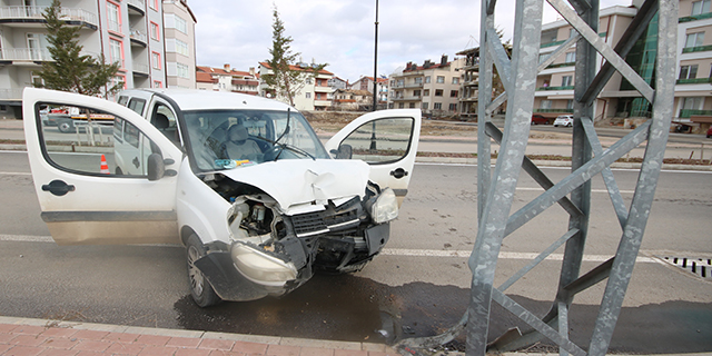 Hafif ticari araç elektrik direğine çarptı: 2 yaralı