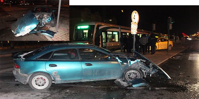 Kontrolden çıkan otomobil tramvaya çarptı