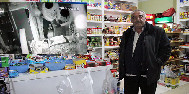 Marketin kapısını kırarak içeri girdikleri soygun kamerada