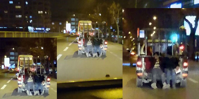 Kamyonet üzerinde tehlikeli yolculuk