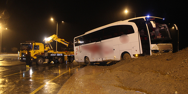 Kontrolden çıkan yolcu otobüsü kavşaktaki toprağa saplandı