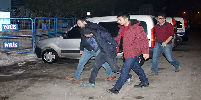 Hırsızlıktan aranırken suçüstü yakalandı