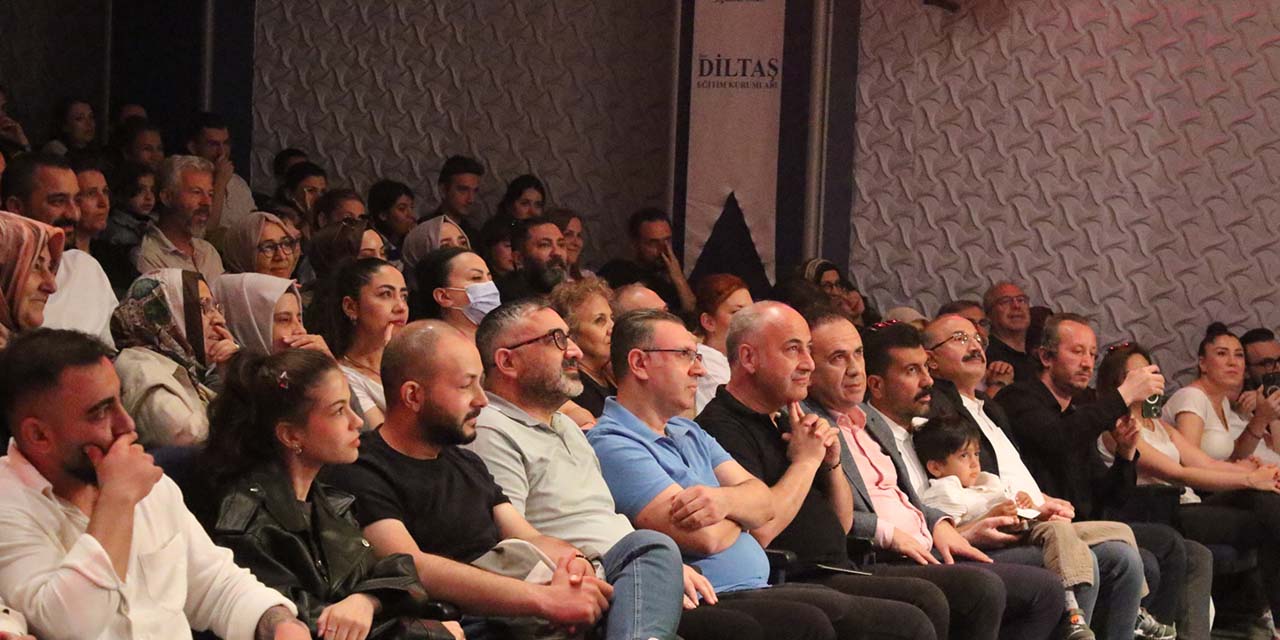 2tem-deli-tiyatro3.jpg